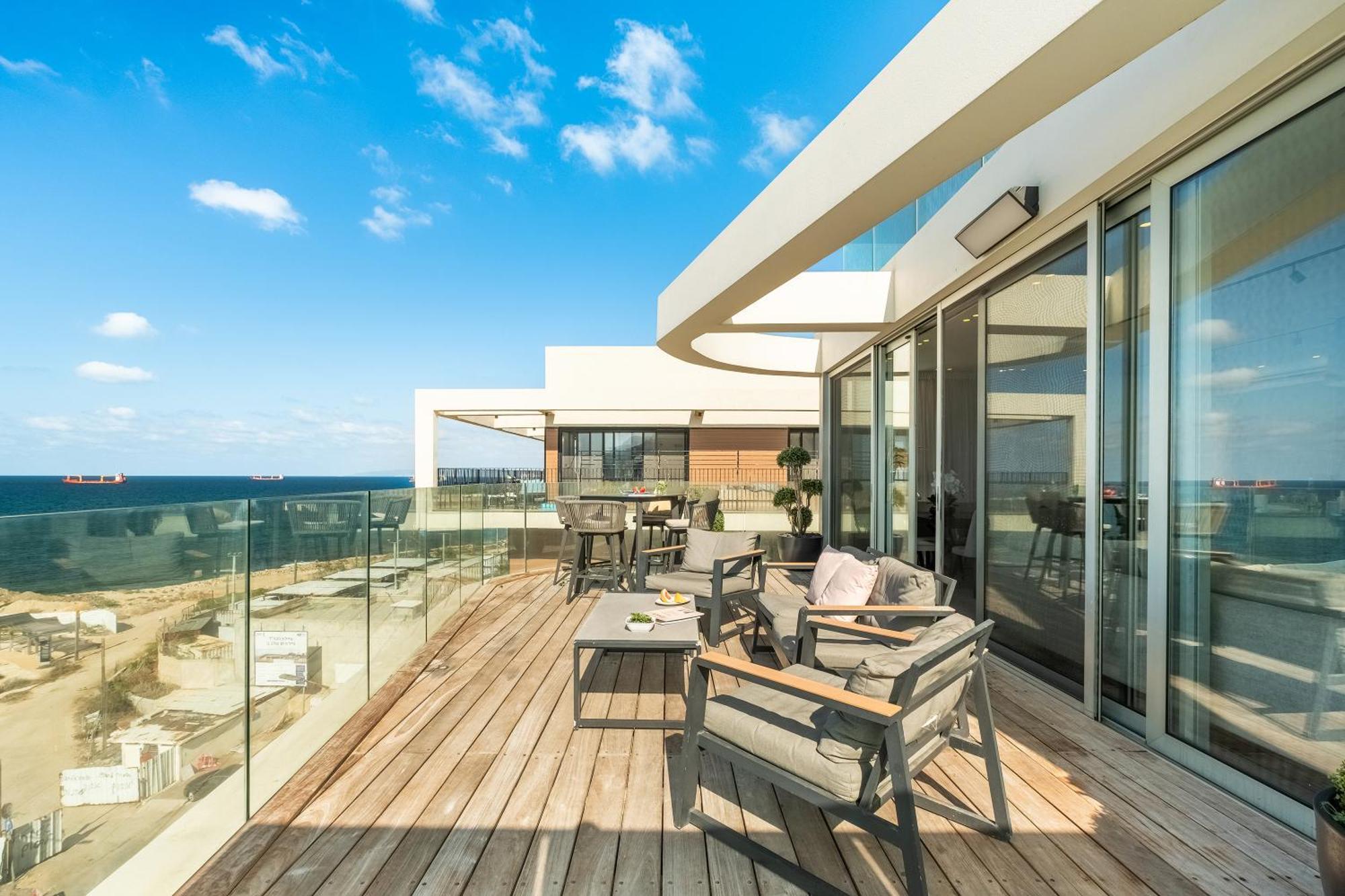 Penthouse 3Br + Roof Top + Parking - On The Beach Haifa Exterior photo