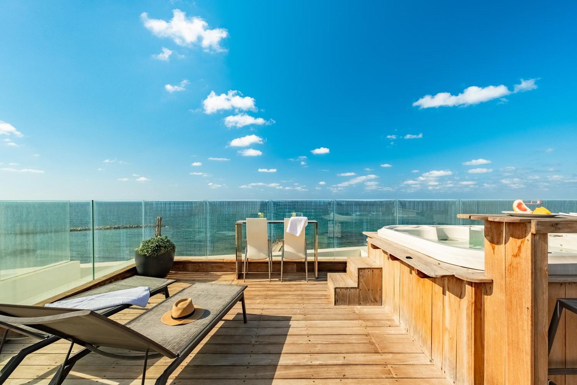 Penthouse 3Br + Roof Top + Parking - On The Beach Haifa Exterior photo
