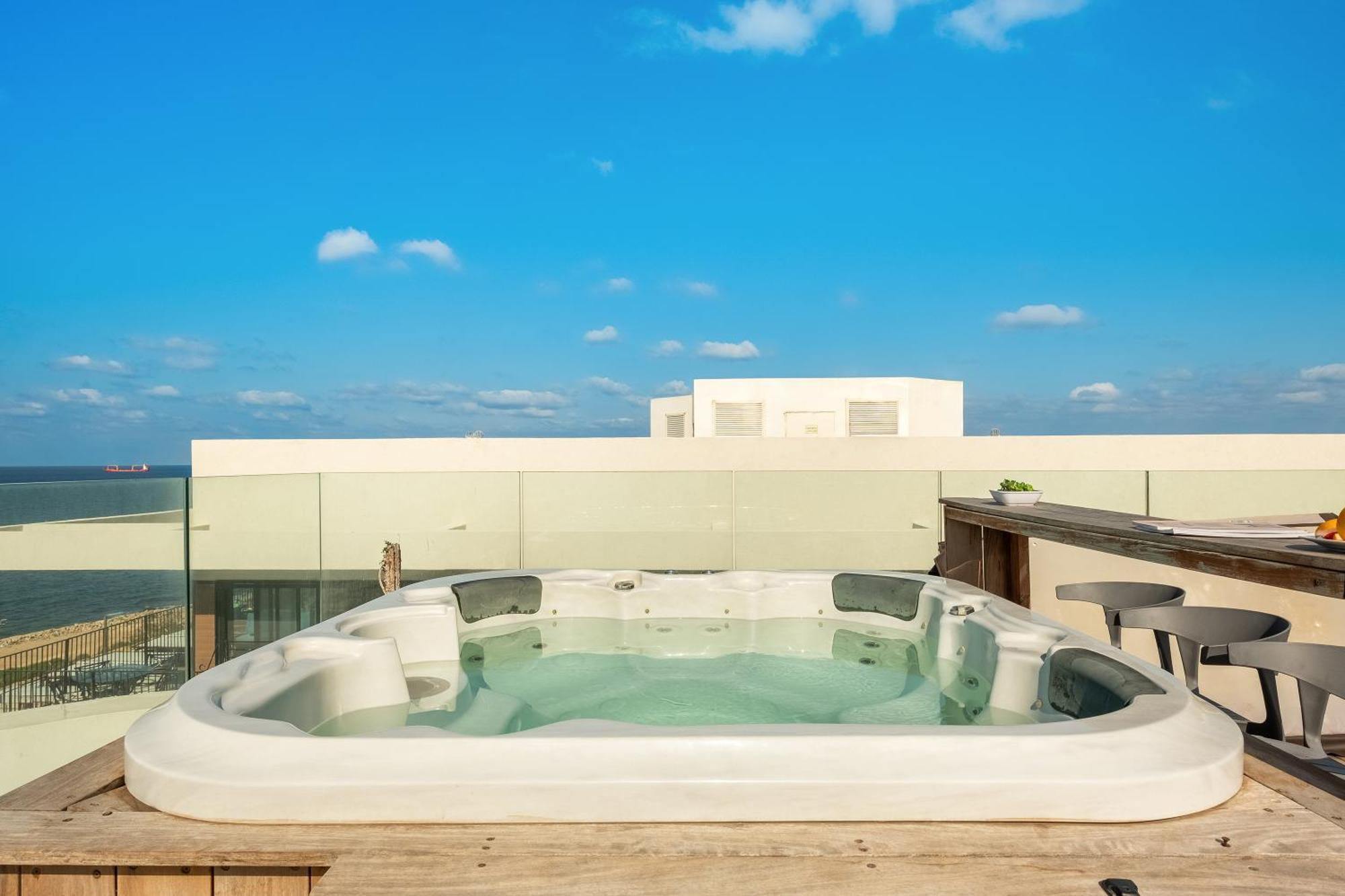Penthouse 3Br + Roof Top + Parking - On The Beach Haifa Exterior photo